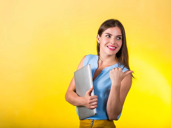 Hermosa mujer joven con portátil —  Fotos de Stock