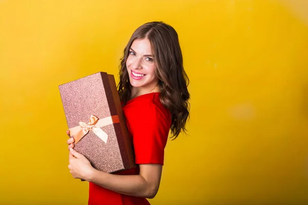 선물 상자를 들고 있는 아름다운 여인 — 스톡 사진