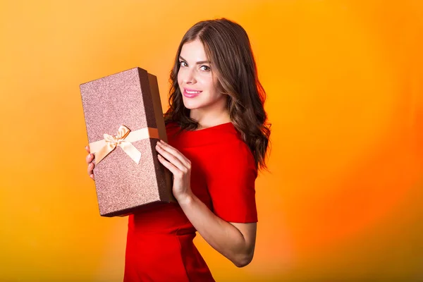 Beautiful woman with a gift box — Stock Photo, Image