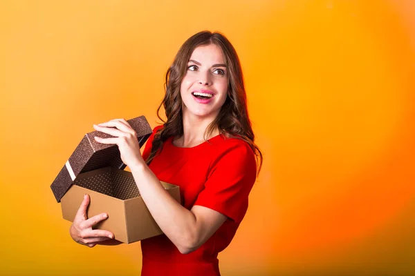 Krásná žena s dárkovou krabicí — Stock fotografie