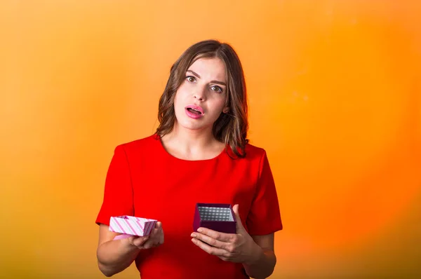 Mulher bonita com caixa de presente — Fotografia de Stock