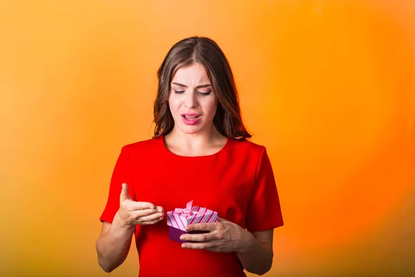 Belle femme avec boîte cadeau — Photo