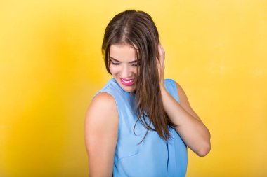 Parlak arka planı duran güzel kadın