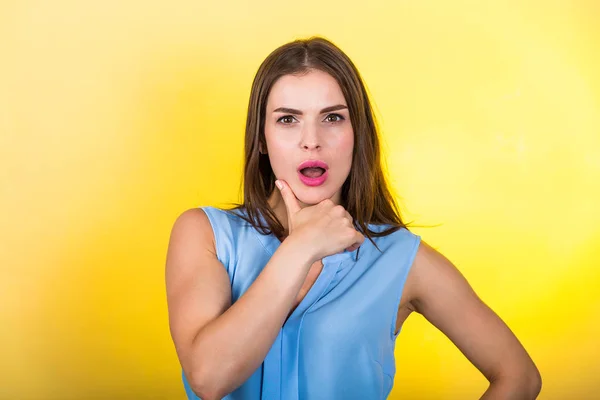 Mujer bonita de pie sobre fondo brillante — Foto de Stock