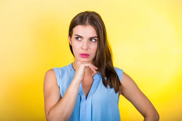 Pretty woman standing against bright background — Stock Photo, Image