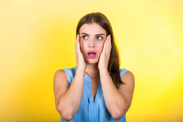 Mujer bonita de pie sobre fondo brillante — Foto de Stock