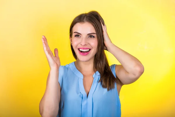 Mujer bonita de pie sobre fondo brillante — Foto de Stock