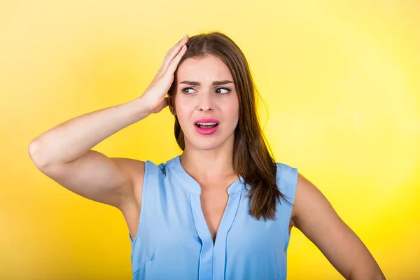 Mujer bonita de pie sobre fondo brillante — Foto de Stock