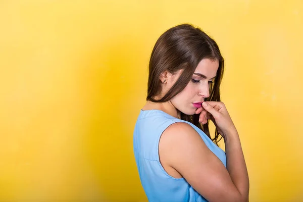 Hübsche Frau vor hellem Hintergrund — Stockfoto