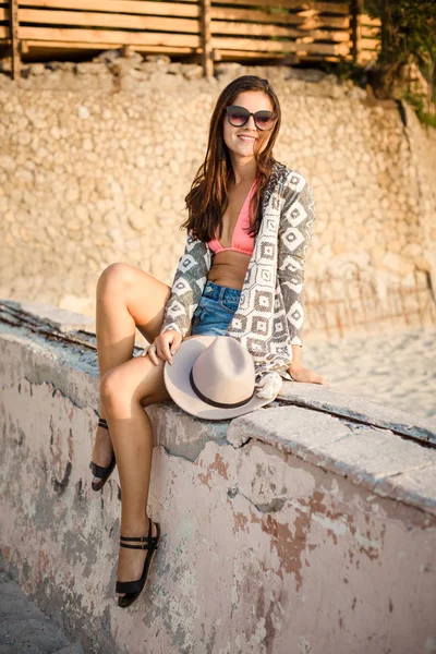 Mujer en la playa — Foto de Stock