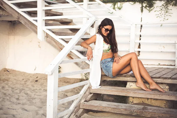 Sahilde oturan kadın