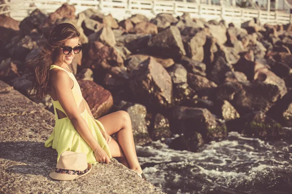 Vrouw aan het strand van de zomer — Stockfoto