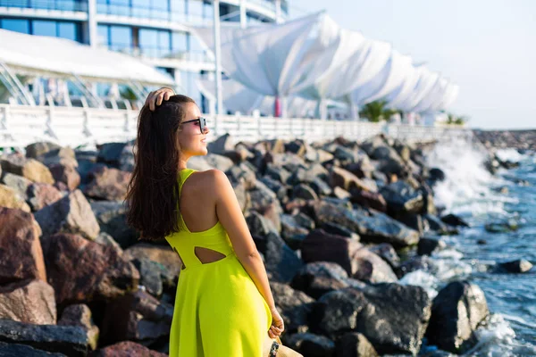 Mulher na praia de verão — Fotografia de Stock