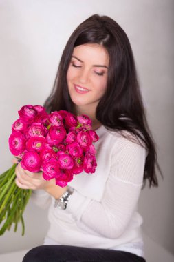 kadın bir buket ile