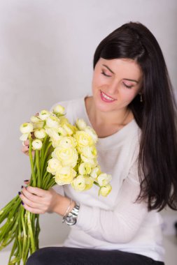 kadın bir buket ile