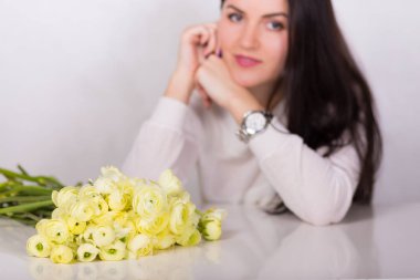 kadın bir buket ile