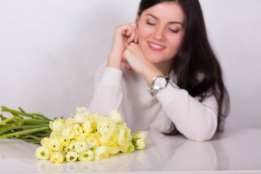 kadın bir buket ile