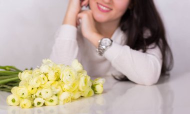 kadın bir buket ile