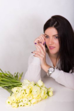 kadın bir buket ile