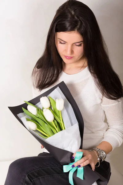 Femme avec un bouquet — Photo