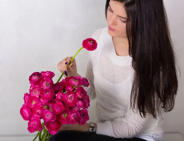 kadın bir buket ile