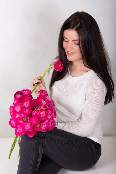 Femme avec un bouquet — Photo