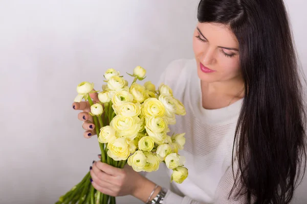 Vrouw met een boeket — Stockfoto