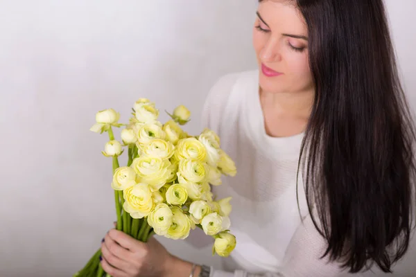꽃다발을 가진 여자 — 스톡 사진