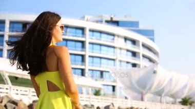 iskeleye güzel genç kadın