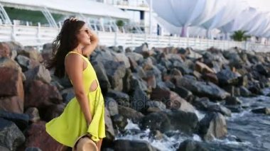 iskeleye güzel genç kadın