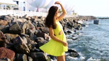 iskeleye güzel genç kadın