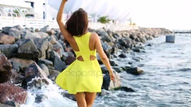 iskeleye güzel genç kadın