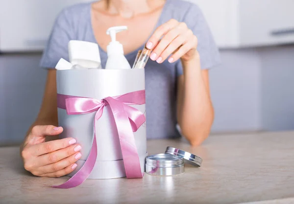 Gift box with cosmetics — Stock Photo, Image