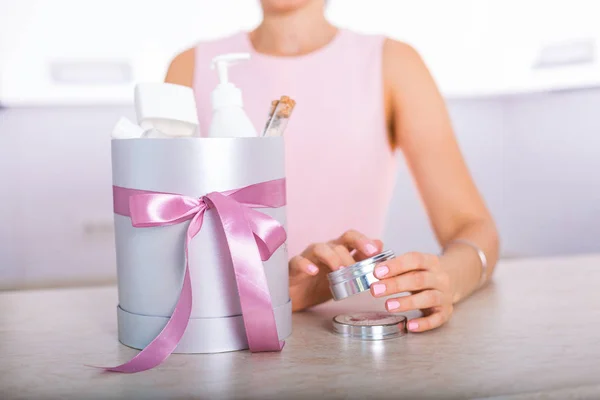 Gift box with cosmetics — Stock Photo, Image