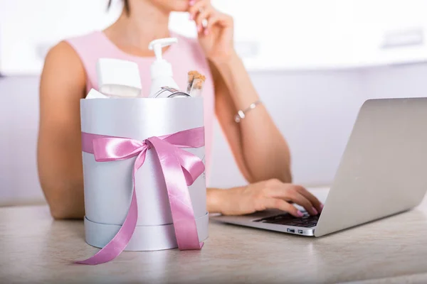 Gift box with cosmetics — Stock Photo, Image