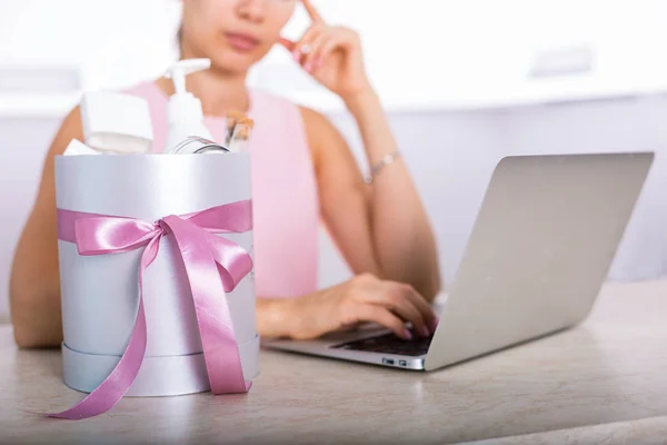 Gift box with cosmetics — Stock Photo, Image