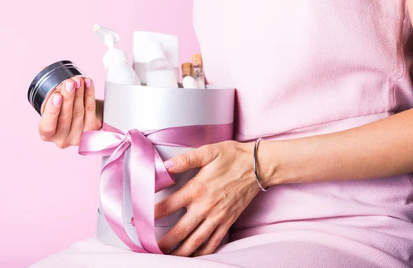 Caixa de presente com cosméticos — Fotografia de Stock