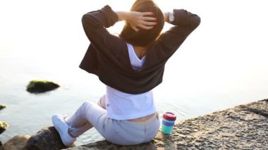 Sahilde kahve içme kadın