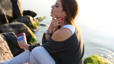 Sahilde kahve içme kadın