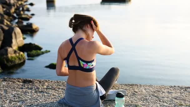 Femme travaillant sur la plage — Video