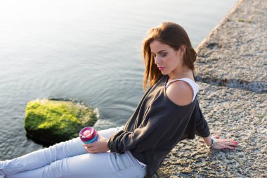 Sahilde kahve içme kadın