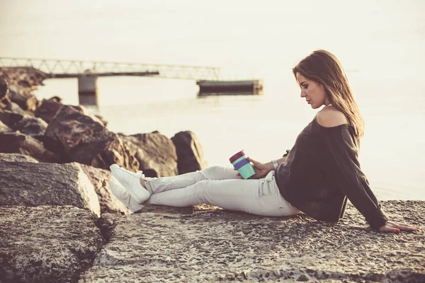 Woman drinking coffee — Stock Photo, Image