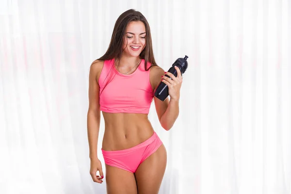 Frau im Fitnessstudio — Stockfoto