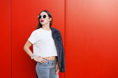 Kadın siyah kot ceket ile