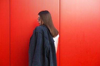 Kadın siyah kot ceket ile