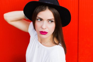 Kadın siyah yün şapka ile