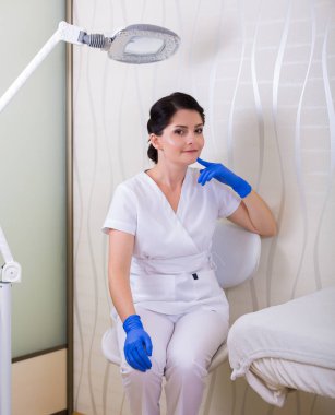 Bir spa salonda güzellik uzmanı