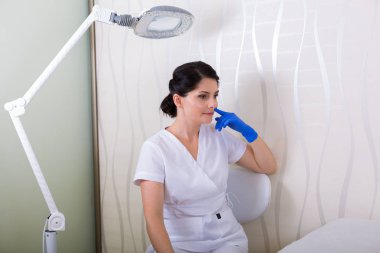 Bir spa salonda güzellik uzmanı