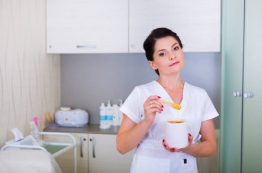 Bir spa salonda güzellik uzmanı