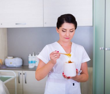 Bir spa salonda güzellik uzmanı